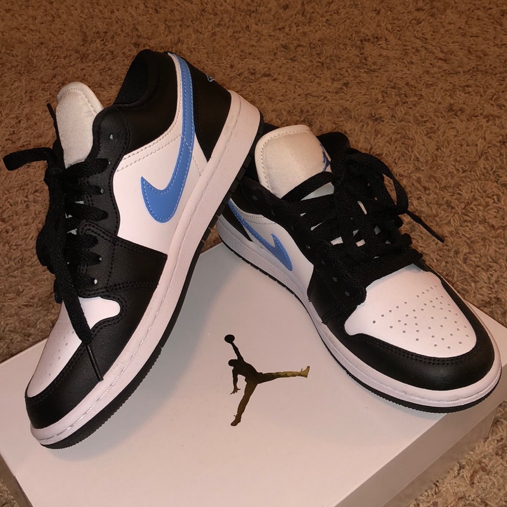 Air Jordan 1 Low BLACK UNIVERSITY BLUE
